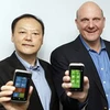 Ông Peter Chou - CEO của HTC (trái) và ông Steve Ballmer - CEO của Microsoft. (Nguồn: AP) 
