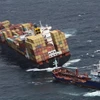 Tàu chở hàng Rena mắc cạn ở gần cảng Tauranga của New Zealand ngày 10/10/2011. (Nguồn: AFP/TTXVN)