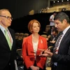 Thủ tướng Australia Julia Gillard đứng cạnh cựu Thủ hiến bang New South Wales Bob Carr (trái). (Nguồn: AAP) 