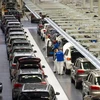 Công nhân Volkswagen kiểm tra mẫu xe ôtô nhãn hiệu Tiguan và Touran trong dây chuyền sản xuất ở Wolfsburg, Đức ngày 7/3. Ảnh minh họa. (Nguồn: AFP/TTXVN)