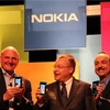 CEO Microsoft Steve Ballmer, CEO Nokia Stephen Elop và ông chủ AT&T Ralph de la Vega chụp ảnh với điện thoại Nokia Lumia 900. (Nguồn: CNET) 