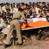 Một cảnh sát Ấn Độ phủ quốc kỳ lên thi thể người đồng đội đã hy sinh trong vụ tấn công của lực lượng Maoist hồi năm 2010. (Nguồn: AFP) 