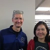 CEO Apple Tim Cook chụp ảnh với người hâm mộ ở Bắc Kinh. (Nguồn: Weibo)