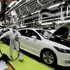 Công nhân kiểm tra mẫu xe Accord Tourer lần cuối cùng tại nhà máy Saitama của Honda, phía Bắc Tokyo. (Nguồn: AP) 