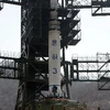 Các kỹ sư Triều Tiên kiểm tra tên lửa Unha-3 tại trung tâm vũ trụ Tangachai -ri ngày 8/4. (Nguồn: AFP/TTXVN)