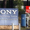 Công nhân của hãng Sony rời nhà máy sau một giờ học về đóng gói sản phẩm. (Nguồn: news.sky.com)