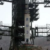 Các kỹ sư Triều Tiên kiểm tra tên lửa Unha-3 tại trung tâm vũ trụ Tangachai -ri ngày 8/4. (Nguồn: AFP/TTXVN)