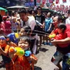 Người dân Thái Lan té nước cầu chúc may mắn trong Tết Songkran ở thủ đô Bangkok ngày 13/4. (Nguồn: THX/TTXVN)