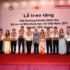 Trao tặng giải thưởng Honda năm 2011 cho các kỹ sư xuất sắc. (Ảnh: Văn Xuyên/Vietnam+)