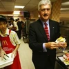Ông Tim Fenton (phải) tại bếp của chi nhánh McDonald's ở Hong Kong. (Nguồn: AFP) 