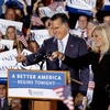 Ông Mitt Romney và vợ cùng với những người ủng hộ ngày 24/4 tại Manchester, New Hampshire. (Nguồn: Getty)