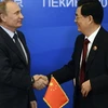 Tổng thống Nga Putin bắt tay Chủ tịch Trung Quốc Hồ Cẩm Đào tại Hội nghị thượng đỉnh SCO ngày 7/6. (Nguồn: Reuters) 