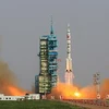 Tên lửa đẩy Trường Chinh- 2F mang theo tàu vũ trụ Thần Châu-9 rời bệ phóng tại trung tâm Cửu Tuyền ngày 16/6. (Nguồn: THX/TTXVN)