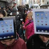 Người dân xếp hàng để mua máy tính iPad mới tại cửa hàng ở quận thương mại Ginza, Nhật Bản hôm 16/3. (Nguồn: THX/TTXVN)