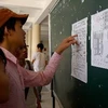 Thí sinh xem sơ đồ phòng thi tại Hội đồng thi trường Trần Phú, Đà Nẵng. (Ảnh: Trần Lê Lâm/TTXVN)