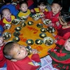 Khẩu phần ăn của các bé Triều Tiên có gạo do Chương trình lương thực thế giới của LHQ tài trợ. (Nguồn: AFP/TTXVN)