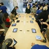 Khách hàng xem mẫu iPad mới. (Nguồn: Reuters)