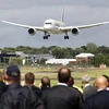 Máy bay Boeing 787 trình diễn tại triển lãm máy bay Farnborough ngày 10/7. (Nguồn: Reuters) 