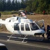 Chuyển những người bị thương trong vụ tai nạn lên máy bay trực thăng. (Nguồn: AFP/TTXVN)