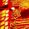 Sản phẩm vàng tại một cửa hàng ở Lianyungang City, tỉnh Giang Tô, Trung Quốc. Ảnh minh họa. (Nguồn: THX/TTXVN)