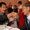 Ông Son Jong-Boo (trái) hạnh phúc khi gặp lại anh trai Son Jong-Taek trong cuộc đoàn tụ gia đình tại Khu nghỉ mát núi Kumgang, Triều Tiên ngày 31/10/2010. (Nguồn: AFP/TTXVN)