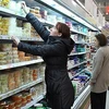 Khách hàng đi mua hàng ở một siêu thị tại Moscow. (Nguồn: AFP)