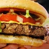 Việc lạm dụng đồ ăn nhanh như hamburger gây nguy cơ mắc bệnh tim cao. (Nguồn: Internet)