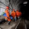 Lực lượng cứu hộ tìm kiếm các thợ mỏ mất tích tại mỏ than ở Hồng Động ngày 3/8. (Nguồn: THX/TTXVN)