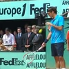 Roger Federer và chiếc vợt anh sử dụng trong trận chung kết năm 2007 giải Roland-Garros. (Nguồn: Youtube)