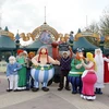 Các nhân vật ngộ nghĩnh đứng trước cổng vào công viên Euro Disney. (Nguồn: Getty)