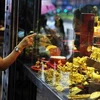 Tại cửa hàng bán vàng trang sức ở Hong Kong, Trung Quốc. (Nguồn: AFP/TTXVN)