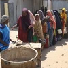 Cứu trợ lương thực tại Mogadishu, Somalia. (Nguồn: AFP/TTXVN)