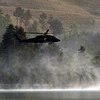 Máy bay UH-60 Black Hawk bay trên hồ Qargha ở ngoại ô Kabul ngày 22/6. Ảnh minh họa. (Nguồn: AFP)