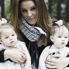 Lisa Marie Presley và hai cô con gái sinh đôi. (Nguồn: justjared.com)