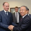Ông Đới Bỉnh Quốc (phải) bắt tay với ông Nikolai Patrushev trong cuộc tham vấn tại Mátxcơva ngày 20/8. (Nguồn: Xinhua)