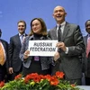 Bộ trưởng phụ trách phát triển kinh tế Nga Elvira Nabiullina (trái, trước) và Tổng Giám đốc WTO Pascal Lamy (phải, trước) tại lễ gia nhập WTO của Nga. (Nguồn: AFP/TTXVN)