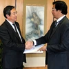 Ông Hamzah Thayeb đã trình các văn bản phê chuẩn Công ước quốc tế lên Tổng thư ký IMO, ông Koji Sekimizu (trái). (Nguồn: imo.org)