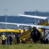 Hành khách rời khỏi máy bay sau khi hạ cánh xuống sân bay Schiphol ở Amsterday 29/8. (Nguồn: AFP) 