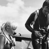 Ron Taylor và vợ Valerie trên thuyền trong một cảnh phim "Blue Water, White Death" năm 1971. (Nguồn: Getty) 