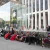 Khách hàng xếp hàng bên ngoài cửa hàng bán lẻ của Apple trên Đại lộ số 5 ở New York chờ iPhone mới ngày 17/9. (Nguồn: AFP)