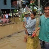 Người dân Campuchia tại khu vực bị ngập lụt ở tỉnh Kandal hồi tháng 10 năm ngoái. (Nguồn: AFP/TTXVN)
