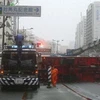 Bão Jelawat khiến xe ôtô bị lật tại thành phố Naha, tỉnh Okinawa ngày 29/9. (Nguồn: AFP/TTXVN)