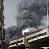Khói bốc lên từ một nhà máy dệt may trong cuộc xung đột tại Arqub thuộc thành phố Aleppo, Syria ngày 30/9. (Nguồn: AFP/TTXVN)