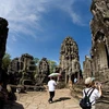 Du khách thăm quan Đền Bayon ở thành phố cổ Angkor Thom, Campuchia, gần Siem Reap. (Nguồn: DEDDEDA)