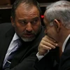 Ngoại trưởng Israel Avigdor Liberman (bên trái) và Thủ tướng nước này Benjamin Netanyahu. (Nguồn: Flash90)