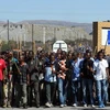 Hàng nghìn công nhân mỏ Nam Phi đình công tại mỏ Lonmin ở Marikana ngày 10/9. (Nguồn: AFP/TTXVN)