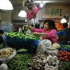 Rau củ được bán tại một khu chợ ở Thượng Hải ngày 18/10. (Nguồn: AFP/TTXVN)