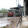 Nhà máy hoạt động, xả nước thải tràn lan, gây ô nhiễm môi trường. (Ảnh: Công Thử/TTXVN)
