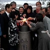 “Ánh sáng hy vọng Otsuchi 11/3” đang được thắp lên từ ánh sáng của ngọn đèn trong động đất Kobe năm 1995. (Nguồn: Mainichi Shimbun)