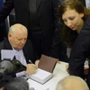 Ông Gorbachev ký tặng sách hôm ra mắt cuốn tự truyện (13/11). (Nguồn: AFP)